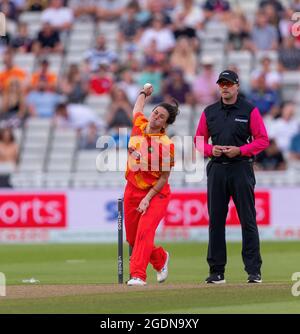 Geogia Elwiss de Birmingham Phoenix Bowling contre Oval invincibles dans la centaine Banque D'Images