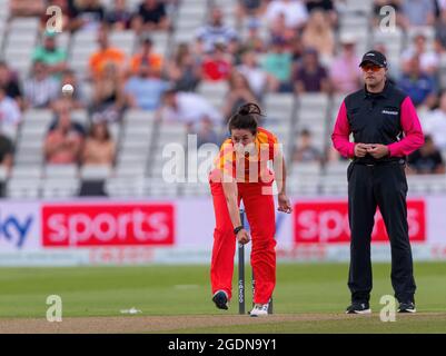 Geogia Elwiss de Birmingham Phoenix Bowling contre Oval invincibles dans la centaine Banque D'Images