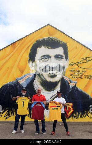 Watford, Royaume-Uni. 14 août 2021. Les fans d'Aston Villa et de Watford sont vus par une fresque de Sir Graham Taylor . Match de première ligue, Watford v Aston Villa au stade Vicarage Road à Watford le samedi 14 août 2021. Cette image ne peut être utilisée qu'à des fins éditoriales. Utilisation éditoriale uniquement, licence requise pour une utilisation commerciale. Aucune utilisation dans les Paris, les jeux ou les publications d'un seul club/ligue/joueur. photo par Steffan Bowen/Andrew Orchard sports photographie/Alay Live news crédit: Andrew Orchard sports photographie/Alay Live News Banque D'Images