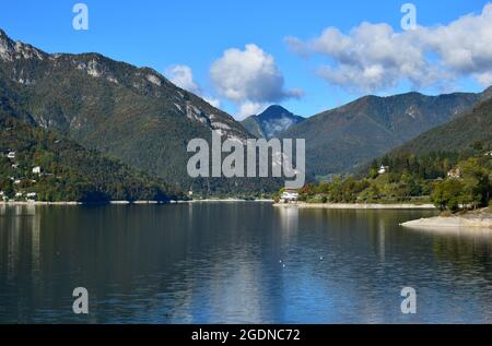 Magnifique lac de Ledro et les montagnes environnantes lors d'une journée d'automne claire. Vue depuis Molina. Trentin, Italie. Banque D'Images