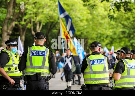 Glasgow, Royaume-Uni. 14 août 2021. Plusieurs centaines de partisans du mouvement indépendant ont défilé dans le centre-ville de Glasgow, de l'université de Glasgow à Glasgow Green pour réclamer l'indépendance écossaise. Crédit : Findlay/Alay Live News Banque D'Images