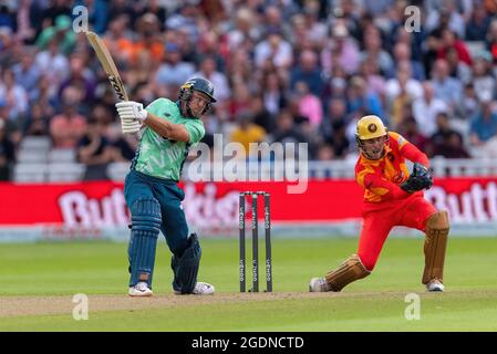 Colin Ingram d'Oval invincibles battant, regardé par le gardien Chris Benjamin de Phoenix Birmingham dans la centaine Banque D'Images