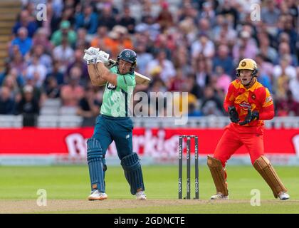 Colin Ingram d'Oval invincibles battant, regardé par le gardien Chris Benjamin de Phoenix Birmingham dans la centaine Banque D'Images