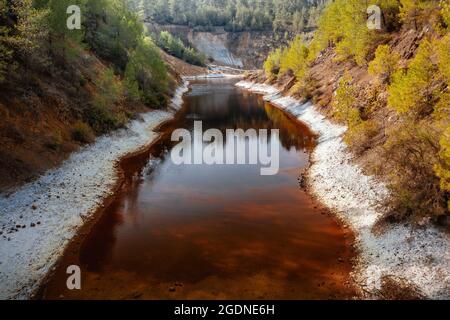 Drainage de la mine acide sur le site de la mine de cuivre abandonnée, Chypre Banque D'Images