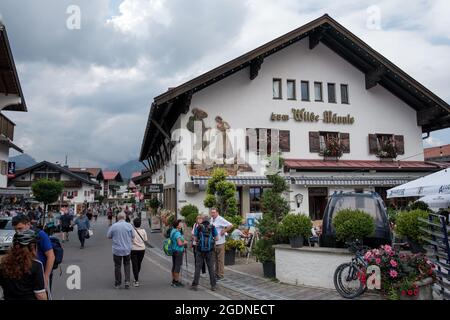 Visiteurs et touristes dans le centre-ville de la ville allemande Oberstdorf avec le célèbre restaurant wilde männle. Banque D'Images