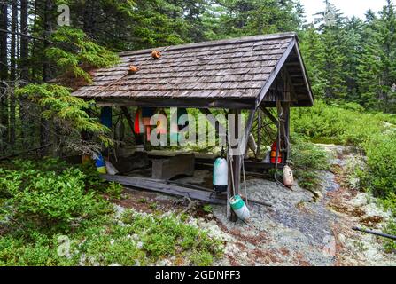 Une carport en bois pour abriter un canot ou un petit barque du mauvais temps. Décoration avec bouées de homard. Côte du Maine. Gros plan. Banque D'Images