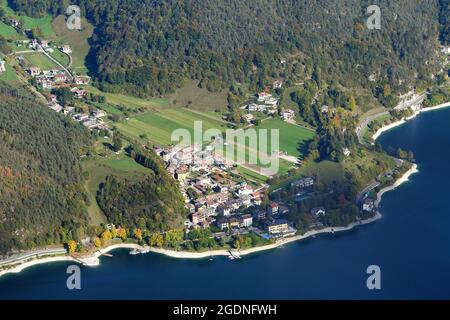 Magnifique lac de Ledro et la petite ville de Mezzolago. Vue depuis le mont Corno. Trentin, Italie. Banque D'Images