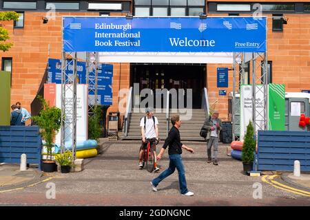 Édimbourg, Écosse, Royaume-Uni. 14 août 2021. Vues sur le jour d'ouverture du Festival International du livre d'Édimbourg à un nouveau lieu au Edinburgh College of Art. Ayant quitté son ancien site aux jardins de Charlotte Square, le Festival du livre s'est déplacé dans une cour au Edinburgh College of Art. Le nombre de visiteurs était probablement faible à l'heure du déjeuner en raison de de nombreux événements sont déplacés vers des diffusions en ligne. Pic ; entrée au Festival du livre. Iain Masterton/Alamy Live News. Banque D'Images