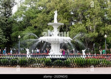 La fontaine du parc Foryth vaporise de l'eau dans la savane, en géorgie Banque D'Images