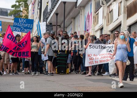 Southend on Sea, Essex, Royaume-Uni. 14 août 2021. Un certain nombre d'événements du rassemblement pour la liberté ont lieu dans le monde entier pour protester contre les passeports du vaccin COVID et les plans de vaccination des enfants. L'un d'eux est une marche de démonstration à Southend on Sea, avec des manifestants tenant des pancartes et des messages de chants alors qu'ils marchaient autour des attractions de la ville en bord de mer et bloquait les routes. Les manifestants se sont rassemblés sur Pier Hill, avec une femme passant portant un masque habillé pour l'été Banque D'Images