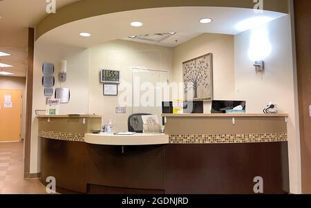 Atlanta, GA USA - 26 mars 2021: Un plat de réception de l'hôpital Piedmont pour la chirurgie ambulatoire à Atlanta, GA. Banque D'Images