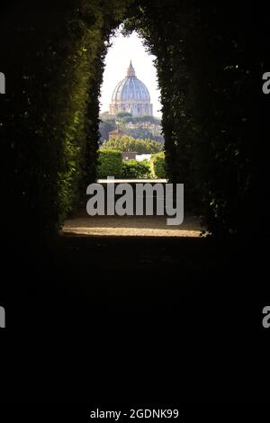 Une vue imprenable sur le dôme Saint-Pierre à travers les Chevaliers de Malte Keyhole sur la colline de l'Aventin à Rome. Banque D'Images