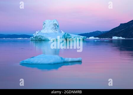 Iceberg au soleil de minuit, Ilulissat, le glacier Jakobshavn, la baie de Disko. Groenland Banque D'Images