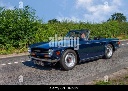 1974 70s Blue British Triumph TR6 2dr sports cabrio en route vers Capesthorne Hall Classic July car show, Cheshire, Royaume-Uni Banque D'Images