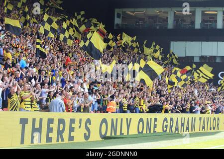 Watford, Royaume-Uni. 14 août 2021. Vue générale de l'extrémité Rookery de Vicarage Road tandis que les fans rendent hommage à Sir Graham Taylor. Match de première ligue, Watford v Aston Villa au stade Vicarage Road à Watford le samedi 14 août 2021. Cette image ne peut être utilisée qu'à des fins éditoriales. Utilisation éditoriale uniquement, licence requise pour une utilisation commerciale. Pas d'utilisation dans les Paris, les jeux ou les publications d'un seul club/ligue/joueur. photo de Steffan Bowen/Andrew Orchard sports photographie/Alamy Live news Banque D'Images