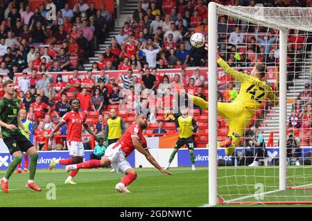 NOTTINGHAM, Royaume-Uni, 14 AOÛT Mark travers de l'AFC Bournemouth plonge alors que Lewis Grabban de la forêt de Nottingham heurte la traverse lors du match de championnat Sky Bet entre la forêt de Nottingham et Bournemouth au City Ground, Nottingham, le samedi 14 août 2021. (Credit: Jon Hobley | MI News) Credit: MI News & Sport /Alay Live News Banque D'Images