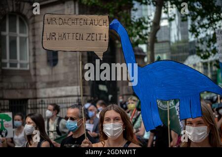 Dinosaurier: WIR dachten auch, wir hätten Zeit! AM 13. Août 2021 fand in der Bankenmetropole Frankfurt am main ein Zentraler Klimastreik von Fridays for future statt. Zu diesem reisten Klimaaktivist*innen aus ganz Deutschland an. Env. 15000 Menschen protestierten unter dem devise # Banken blockieren gegen die Macht des Finanzsektors und deren Finanzierung bzw. Unterstützung für klimaschädliche Industrien. * le 13 août 2021, 15k activistes climatiques ont rejoint une manifestation FridaysforFuture dans la ville boursière Francfort, Allemagne selon le bloc de devise les banques. Ils ont protesté contre aga Banque D'Images