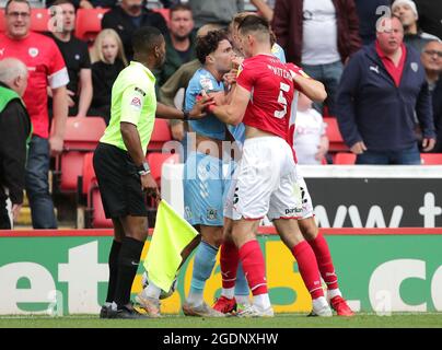 Callum O'Hare de Coventry City (à gauche) et Liam Kitching de Barnsley se disputent lors du match de championnat Sky Bet au stade Oakwell, Barnsley. Date de la photo: Samedi 14 août 2021. Banque D'Images