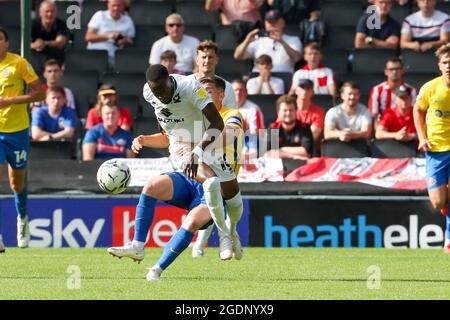 MILTON KEYNES, ROYAUME-UNI. 14 AOÛT Milton Keynes dons Mo EISA est fouillé par le capitaine de Sunderland Corry Evans lors de la deuxième moitié du match Sky Bet League 1 entre MK dons et Sunderland au stade MK, Milton Keynes, le samedi 14 août 2021. (Credit: John Cripps | MI News) Credit: MI News & Sport /Alay Live News Banque D'Images