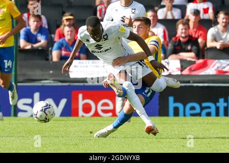 MILTON KEYNES, ROYAUME-UNI. 14 AOÛT Milton Keynes dons Mo EISA est fouillé par le capitaine de Sunderland Corry Evans lors de la deuxième moitié du match Sky Bet League 1 entre MK dons et Sunderland au stade MK, Milton Keynes, le samedi 14 août 2021. (Credit: John Cripps | MI News) Credit: MI News & Sport /Alay Live News Banque D'Images