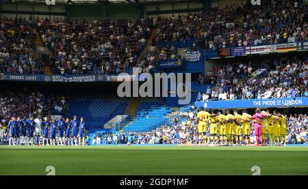 Londres, Angleterre, 14 août 2021. Les joueurs de Chelsea et de Crystal Palace observent une minute de silence en ce qui concerne les victimes de Covid-19 lors du match de la Premier League à Stamford Bridge, Londres. Le crédit photo devrait se lire: Paul Terry / Sportimage Banque D'Images