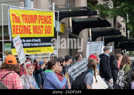 Les manifestants de BLM et de l'anti-président Trump défilés avec des bannières et des panneaux à Seattle, aux États-Unis Banque D'Images