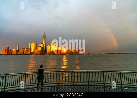Rainbow apparaît au-dessus du gratte-ciel de Lower Manhattan après l'orage. Banque D'Images