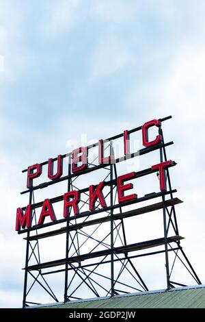 Enseigne au néon du marché public à l'extérieur du marché de Pike place à Seattle, aux États-Unis Banque D'Images