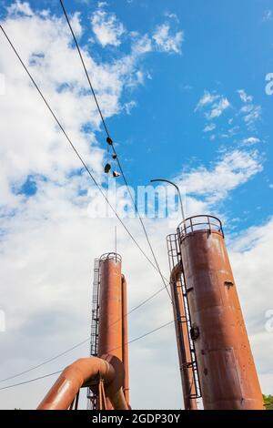 Old Gas Works Park avec usine abandonnée et baskets attachées à des câbles aériens à Seattle, États-Unis Banque D'Images