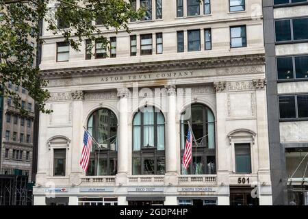 501 Fifth Avenue est un immeuble de bureaux situé à l'angle de la 42e rue et de la Cinquième Avenue, 2021, États-Unis Banque D'Images