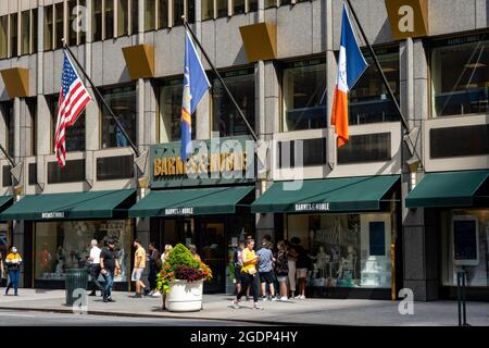 Barnes & Noble Bookselllers sur Fifth Avenue, New York, États-Unis 2021 Banque D'Images