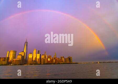 Rainbow apparaît au-dessus du gratte-ciel de Lower Manhattan après l'orage. Banque D'Images