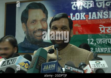 Lok Janshakti Ramvilas Paswan, dirigeant du Parti, s'adressant à une conférence de presse à New Delhi (Inde) le 18 février 2007. Photo de Sondeep Shankar Banque D'Images