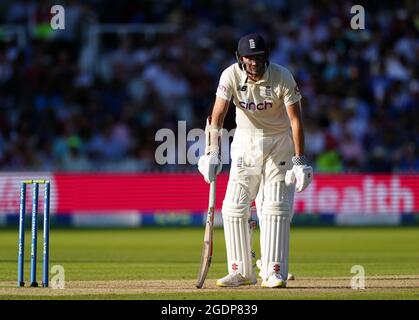 James Anderson, d'Angleterre, réagit après avoir été frappé dans l'estomac par une balle au cours du troisième jour du match cinch second Test à Lord's, Londres. Date de la photo: Samedi 14 août 2021. Banque D'Images