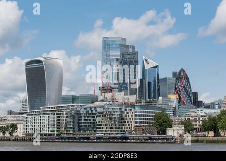 Vue sur la ville de Londres avec le célèbre bâtiment Walkie-Talkie. Prise du côté sud de la Tamise Banque D'Images