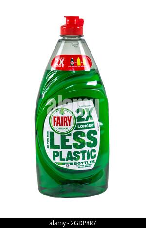 Fairy Liquid lave le liquide prétend utiliser moins de plastique parce que moins est utilisé à chaque fois et ainsi le consommateur achète moins de bouteilles. Banque D'Images