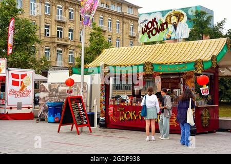Corneliusplatz dans le centre-ville de Düsseldorf, en Allemagne, avec divers stands de nourriture de rue. Banque D'Images