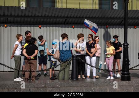 Moscou, Russie. 14 août 2021 UN groupe touristique de Russes écoute l'histoire d'un guide sur la place Rouge, au centre de Moscou, en Russie Banque D'Images