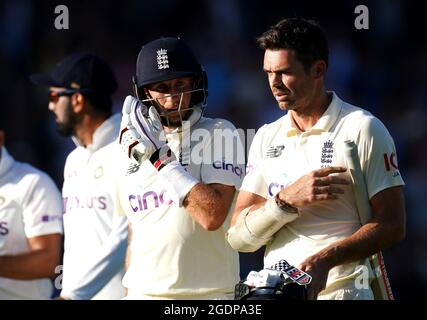 Joe Root d'Angleterre (à gauche) et James Anderson en discussion à la fin de la troisième journée du match cinch second Test à Lord's, Londres. Date de la photo: Samedi 14 août 2021. Banque D'Images