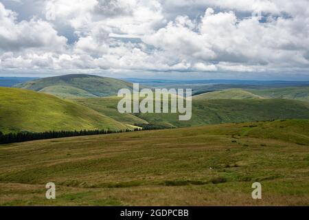 Vue depuis la crête de la frontière entre l'Écosse et l'Angleterre (Windy Gyle), avec vue sur les collines de Cheviot et le parc national de Northumberland. Banque D'Images