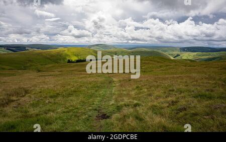 Vue depuis la crête de la frontière entre l'Écosse et l'Angleterre (Windy Gyle), avec vue sur les collines de Cheviot et le parc national de Northumberland. Banque D'Images