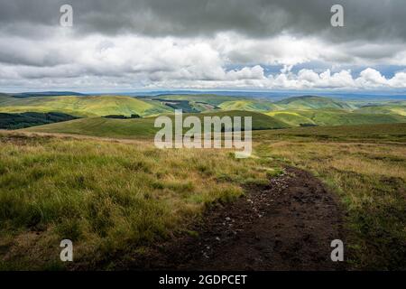 Vue depuis la crête de la frontière entre l'Écosse et l'Angleterre (Windy Gyle) en direction du sud, de l'autre côté des collines de Cheviot et du parc national de Northumberland. Banque D'Images