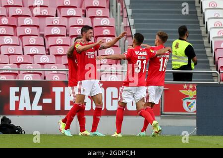 Lisbonne, Portugal. 14 août 2021. Roman Yaremchuk de SL Benfica (2e L) fête avec ses coéquipiers après avoir obtenu son score lors du match de football de la Ligue portugaise entre SL Benfica et le FC Arouca au stade Luz à Lisbonne, Portugal, le 14 août 2021. (Image de crédit : © Pedro Fiuza/ZUMA Press Wire) Banque D'Images