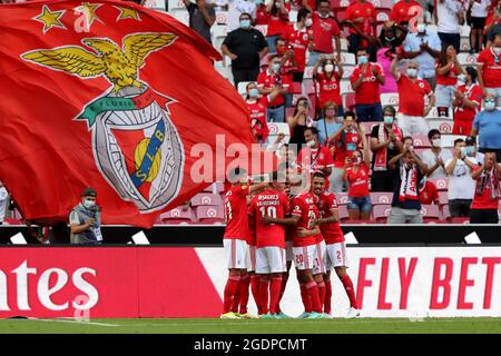 Lisbonne, Portugal. 14 août 2021. Roman Yaremchuk de SL Benfica (2e L) fête avec ses coéquipiers après avoir obtenu son score lors du match de football de la Ligue portugaise entre SL Benfica et le FC Arouca au stade Luz à Lisbonne, Portugal, le 14 août 2021. (Image de crédit : © Pedro Fiuza/ZUMA Press Wire) Banque D'Images