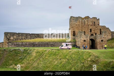 Une fourgonnette ICEA à la crème garée devant l'entrée du château et prieuré de Tynemouth Banque D'Images