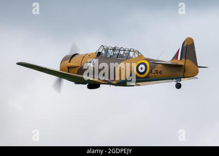 North American Harvard G-BJST « Wacky Wabbit » décollage de l'ancien aérodrome de Warden donnant un passage chanceux un vol de plaisir le 1er août 2021 Banque D'Images