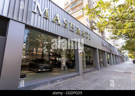 Valence, Espagne - 1er août 2021 : concessionnaire Maserati, la marque de véhicule de luxe installée dans la ville de Valence Banque D'Images