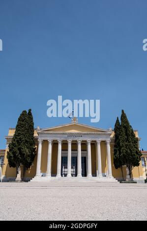 Vue de face de la salle Zappeion dans les jardins nationaux d'Athènes. Ciel bleu. Arbres verts. Architecture classique. Banque D'Images