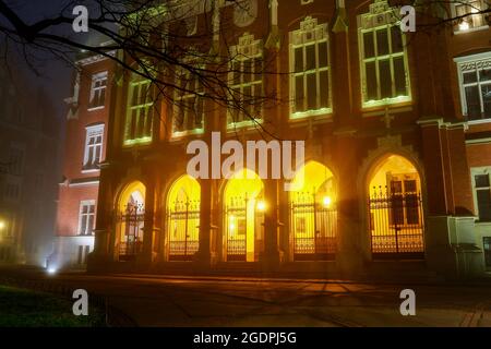 Vue nocturne de l'université de Jagiellonian. La plus ancienne université de Pologne, la deuxième plus ancienne université d'Europe centrale. Collegium Novum. Banque D'Images