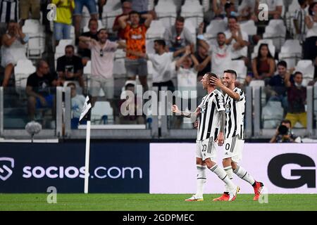 Turin, Italie. 14 août 2021. Federico Bernardeschi de Juventus FC avec Rodrigo Bentancur de Juventus FC célèbre après avoir obtenu un but lors du match de football amical entre Juventus FC et Atalanta BC. Credit: Nicolò Campo/Alay Live News Banque D'Images